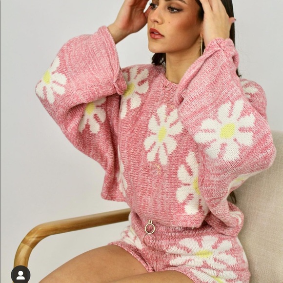 ✨ON SALE✨In Bloom Pink Daisy Print Sweater - Picture 3 of 11